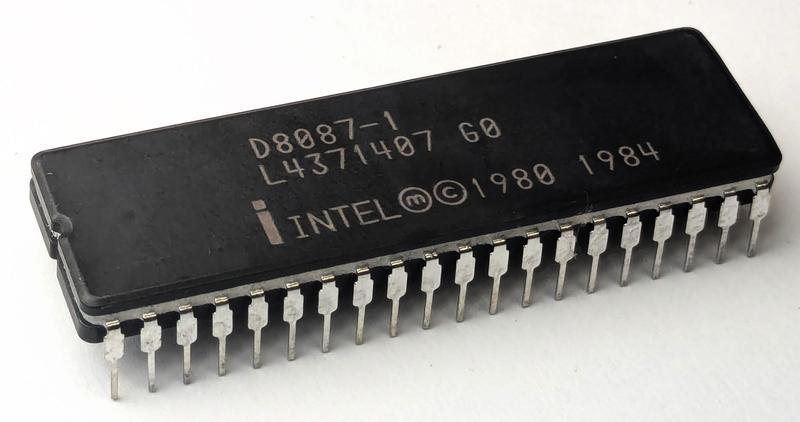 Intel 8087 芯片封装在 40 针的 DIP(双列直插)外壳中。